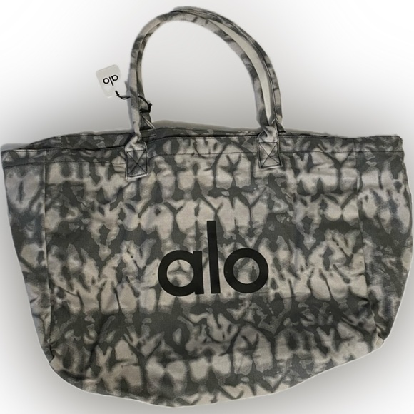 ALO Yoga Gray and White Women's Tote Bag   NWT
In plastic never removed - Picture 2 of 2